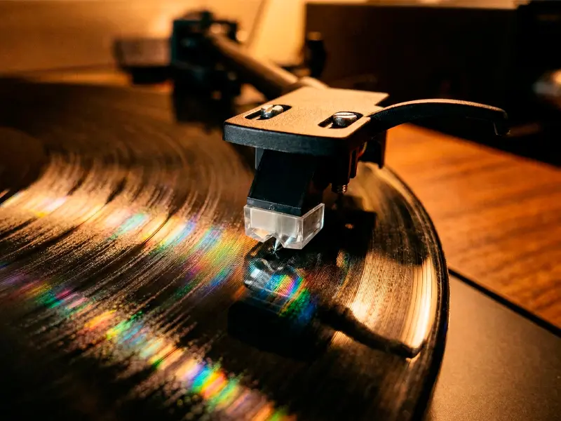 Aiguille diamant sur le microsillon d'un disque vinyle en lecture sur platine tourne-disque